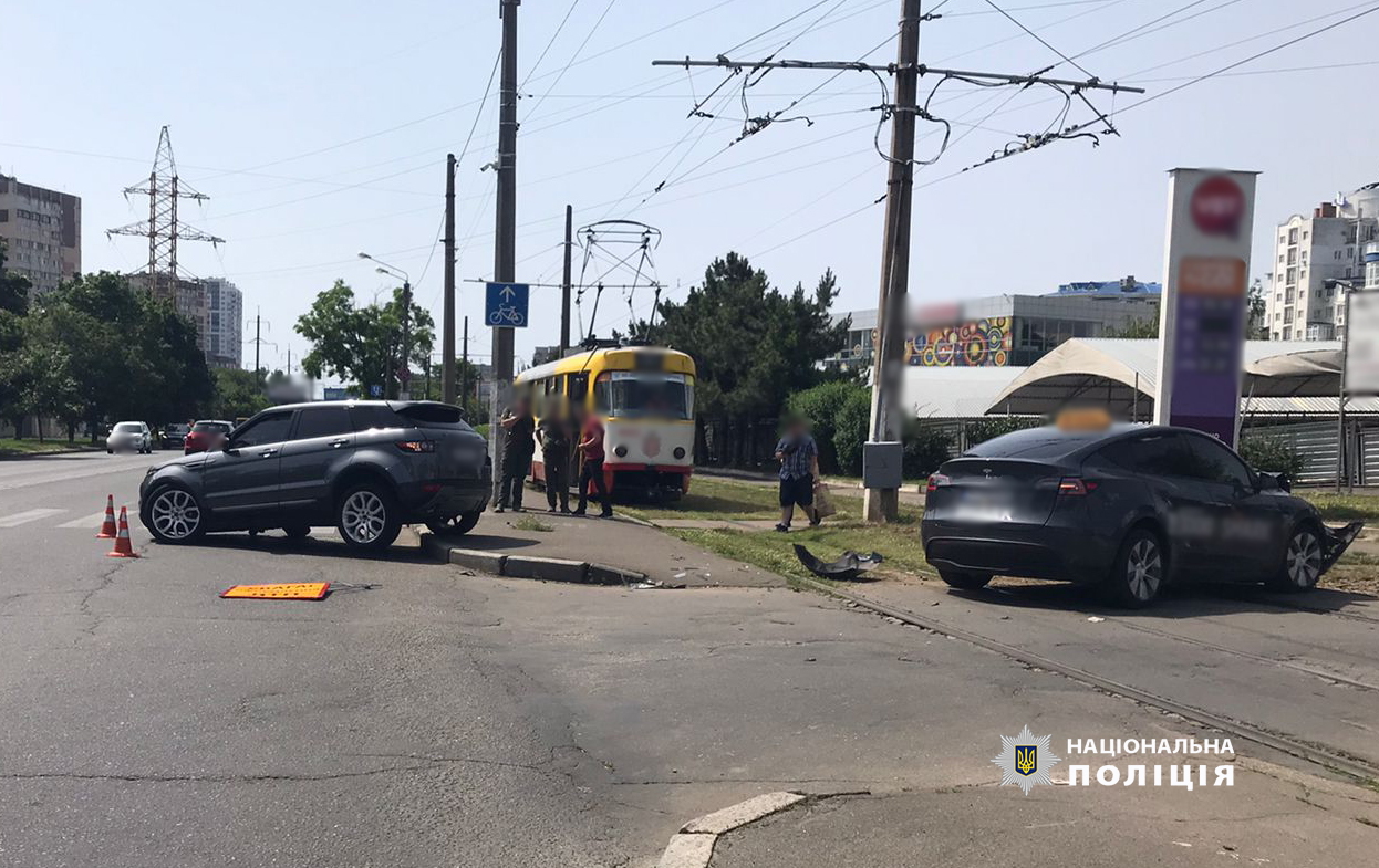 Через аварію на Люстдорфській дорозі чоловік та жінка опинилися з травмами у лікарні (фото) usionline.com Через аварію на Люстдорфській дорозі чоловік та жінка опинилися з травмами у лікарні (фото) «фото»