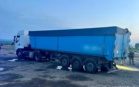 На Одещині водію зерновоза з 41 нелегальним пасажиром повідомили про підозру: деталі (фото) «фото»
