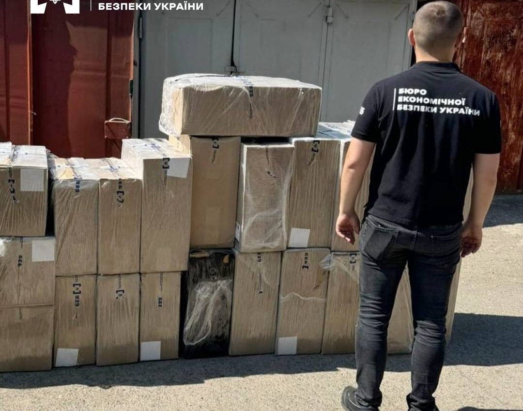 Детективи БЕБ на Одещині викрили продавця контрафактними сигаретами (фото) «фото»