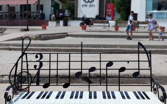 В Одесі біля моря з’явилася лавка-фортепіано — подарунок від піаніста з Ігоря Янчука з улюбленою мелодією (фото) «фото»