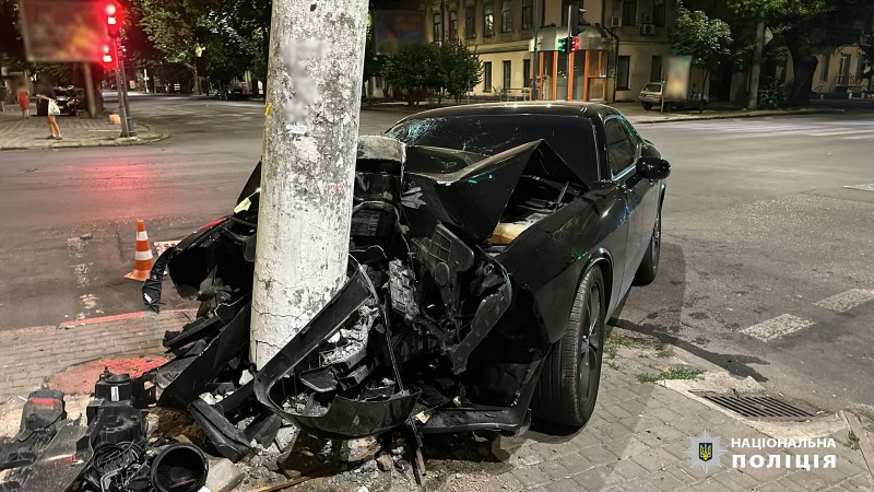 Поранені двоє дітей та двоє дорослих: через світлофор що не працює у центрі Одеси автівка влетіла у стовп «фото»