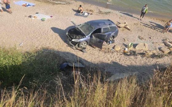 Під Одесою автівка неконтрольовано викотилася на пляж з людьми, переїхавши 6-річного малюка (фото) «фото»