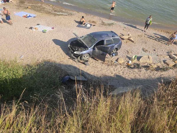 Під Одесою автівка неконтрольовано викотилася на пляж з людьми, переїхавши 6-річного малюка (фото) «фото»