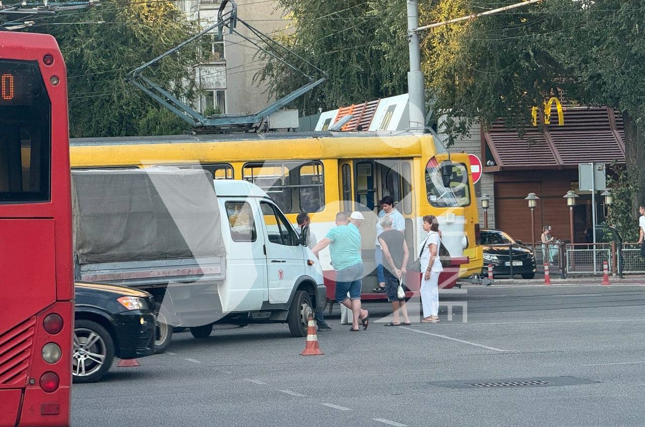 В Одесі автівка врізалася у трамвай (фото) «фото»