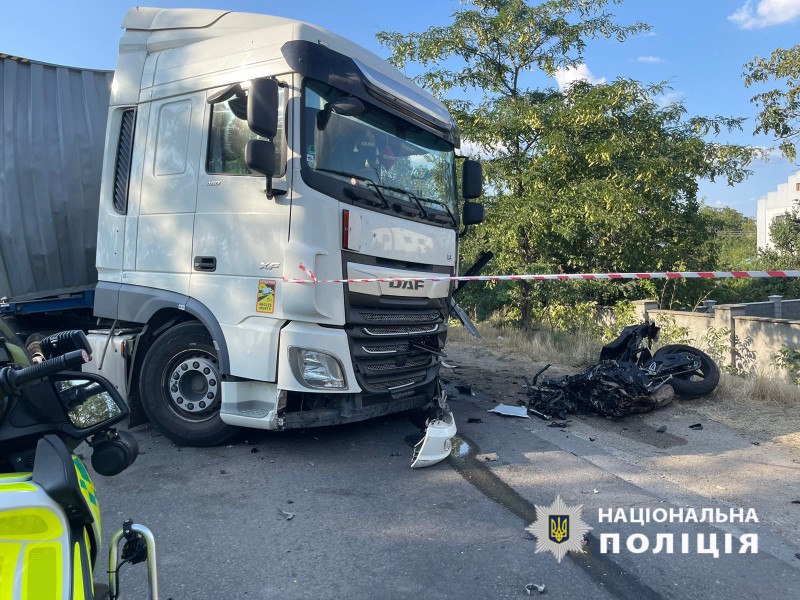 Під Одесою фура на смерть збила мотоцикліста usionline.com Під Одесою фура на смерть збила мотоцикліста «фото»