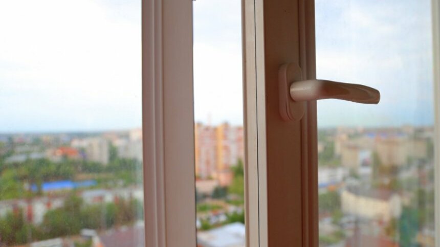 На Одещині жінка впала з карнизу 5-поверхового будинку: подробиці usionline.com На Одещині жінка впала з карнизу 5-поверхового будинку: подробиці «фото»