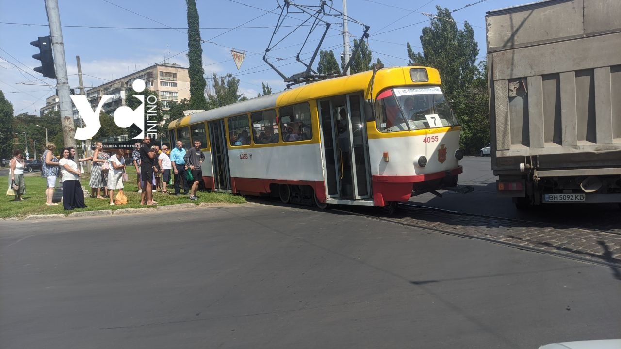 На площі Трибуни героїв, де оновлюють дорожнє покриття, трамвай зійшов з рейок «фото»