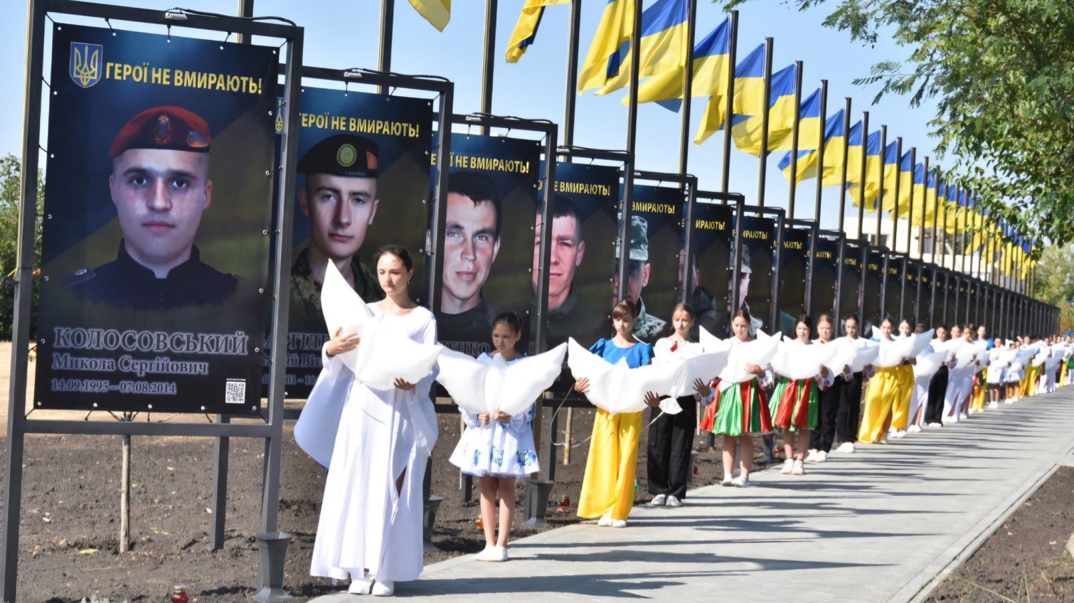 У Доброславі відкрили Алею Героїв на честь загиблих захисників (фото) «фото»