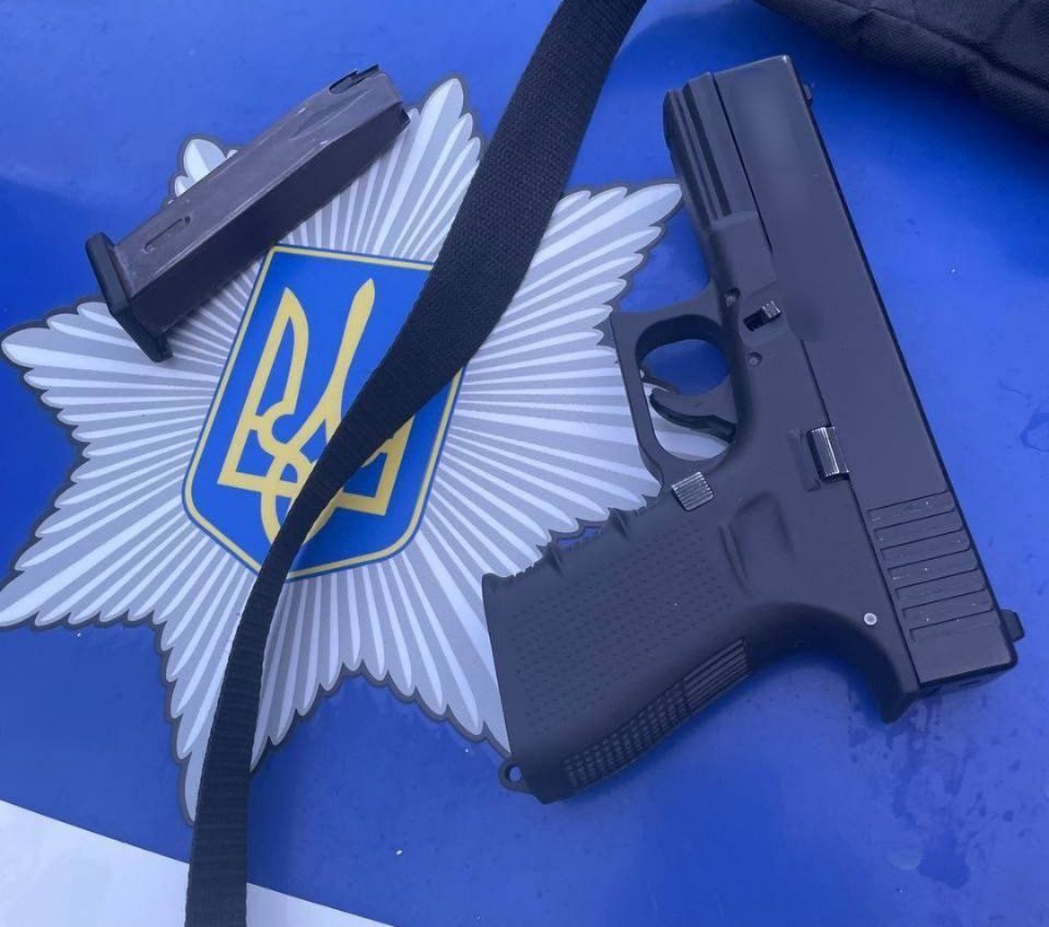 В Одесі затримали чоловіка, який учинив стрілянину заради розваги usionline.com В Одесі затримали чоловіка, який учинив стрілянину заради розваги «фото»