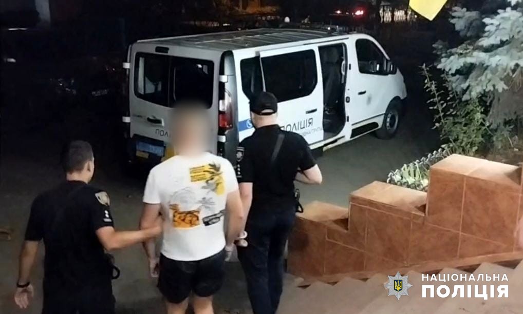 Одеські поліцейські затримали двох чоловіків за пограбування місцевого жителя (фото) usionline.com Одеські поліцейські затримали двох чоловіків за пограбування місцевого жителя (фото) «фото»