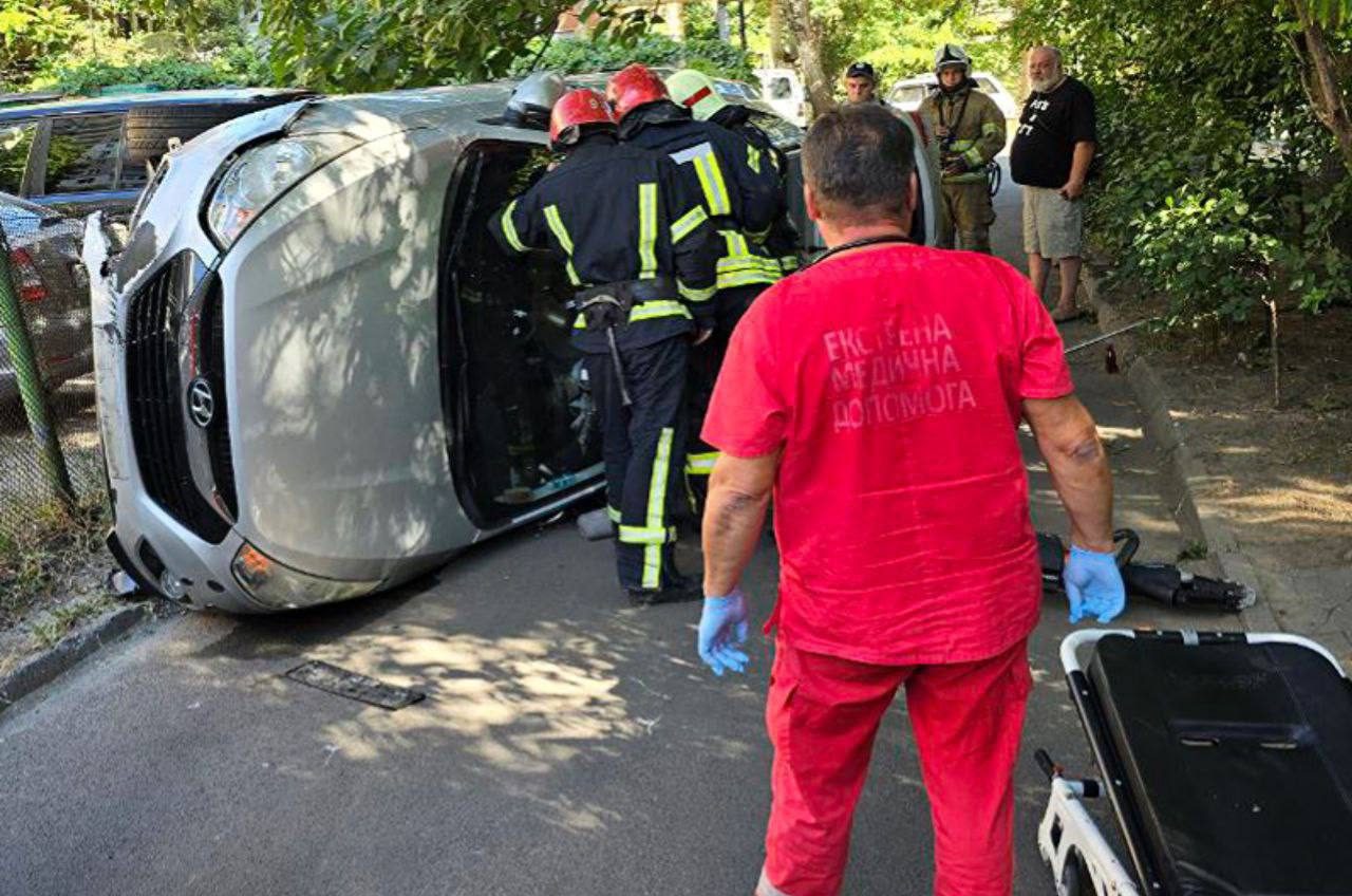 В Одесі автівка влетіла в стовп: рятувальники діставали потерпілого з поневіченої машини (фото) «фото»