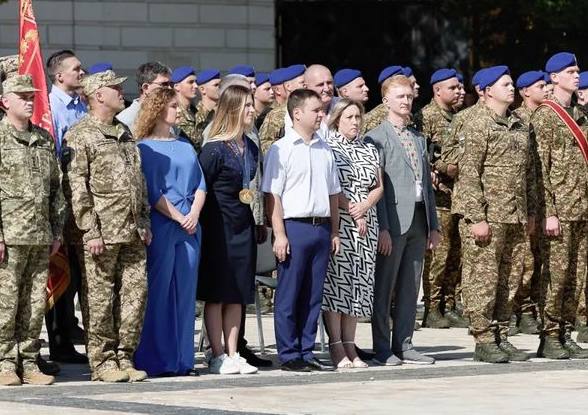 Президент нагородив героя з Одеської залізниці (фото) «фото»