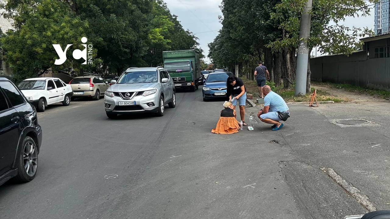 Вибігла на дорогу: в Одесі автівка збила жінку «фото»