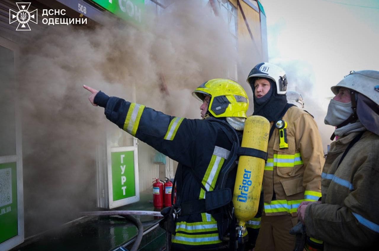 На «7 кілометрі» горів павільйон з постільною білизною (фото) «фото»