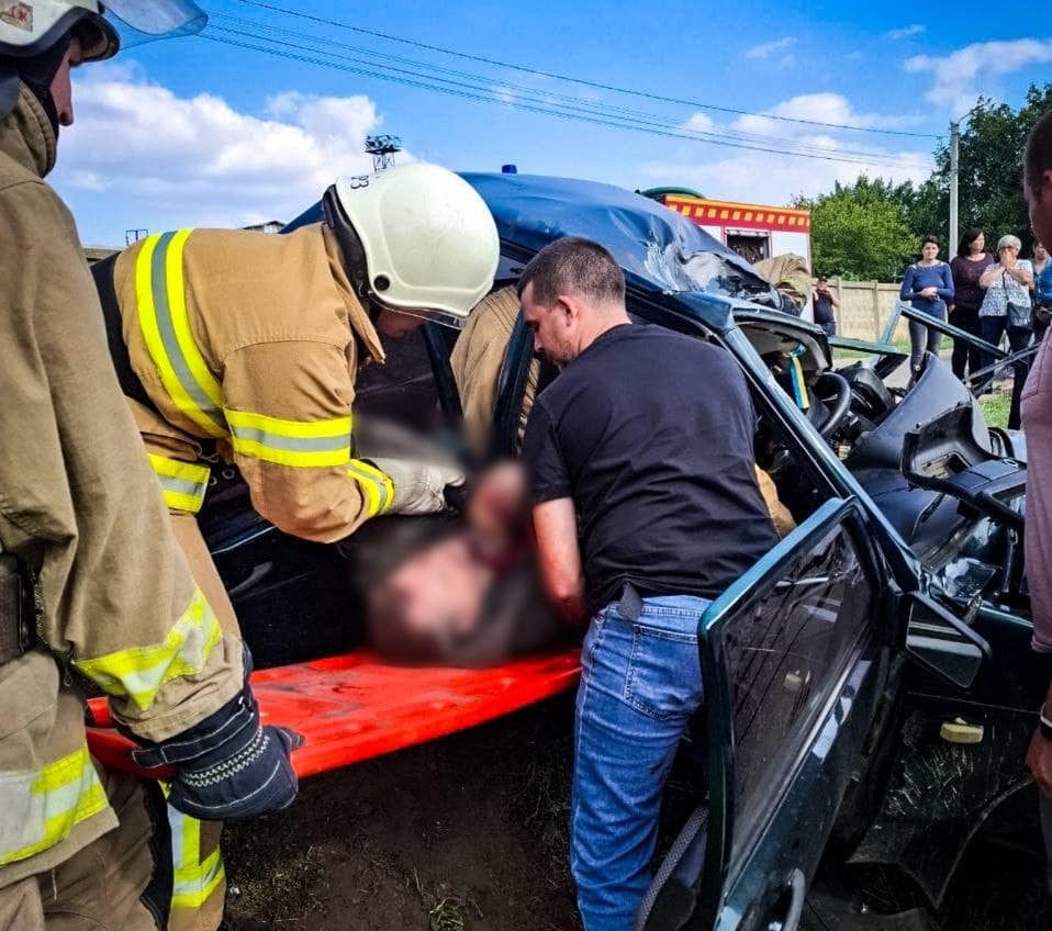 Під Одесою автівка влетіла у стовб – рятівники деблокували людей гідравлічним інструментом (фото) «фото»