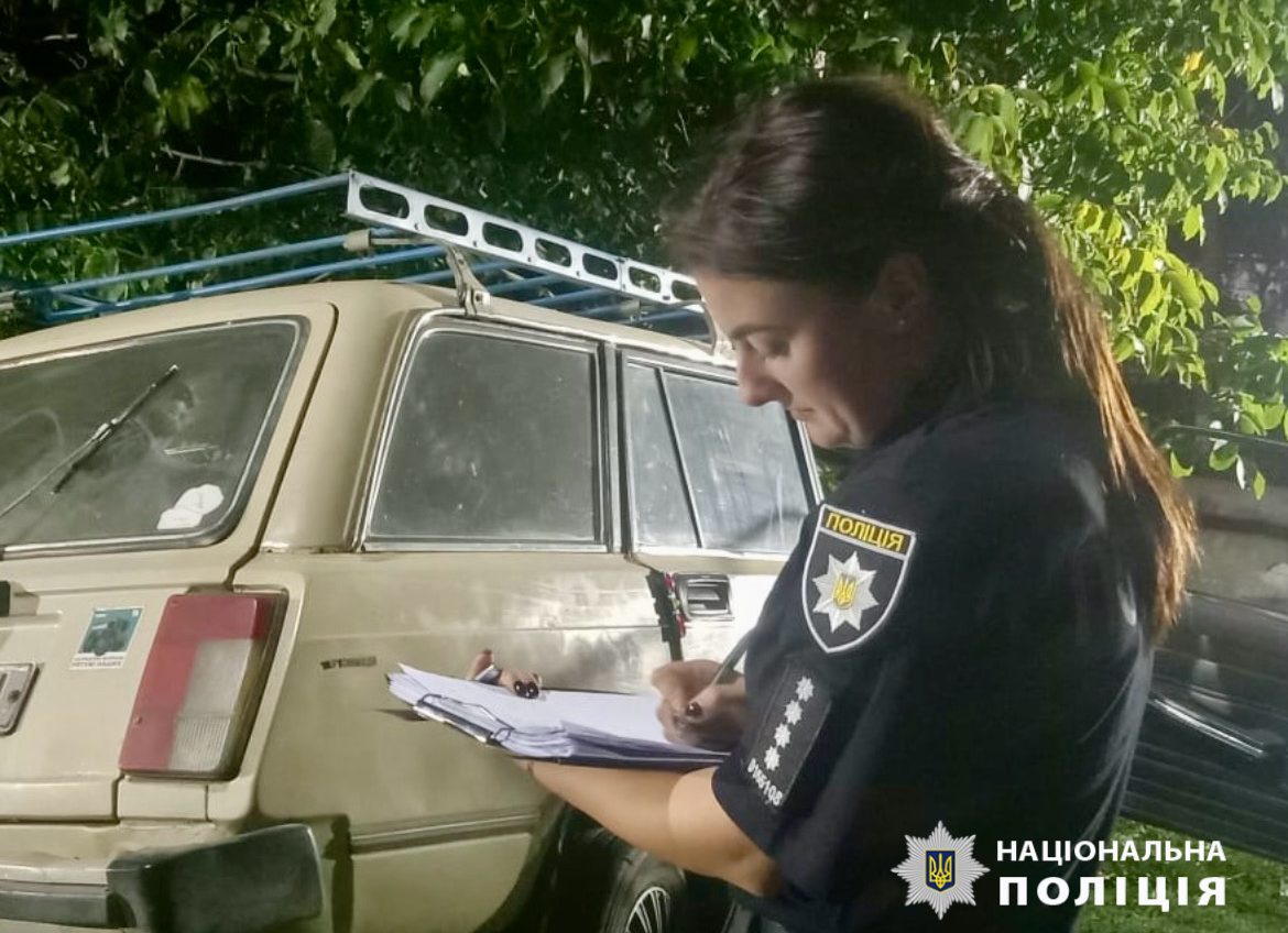 На Одещині автівка влетіла у дерево: троє людей у лікарні (фото) «фото»