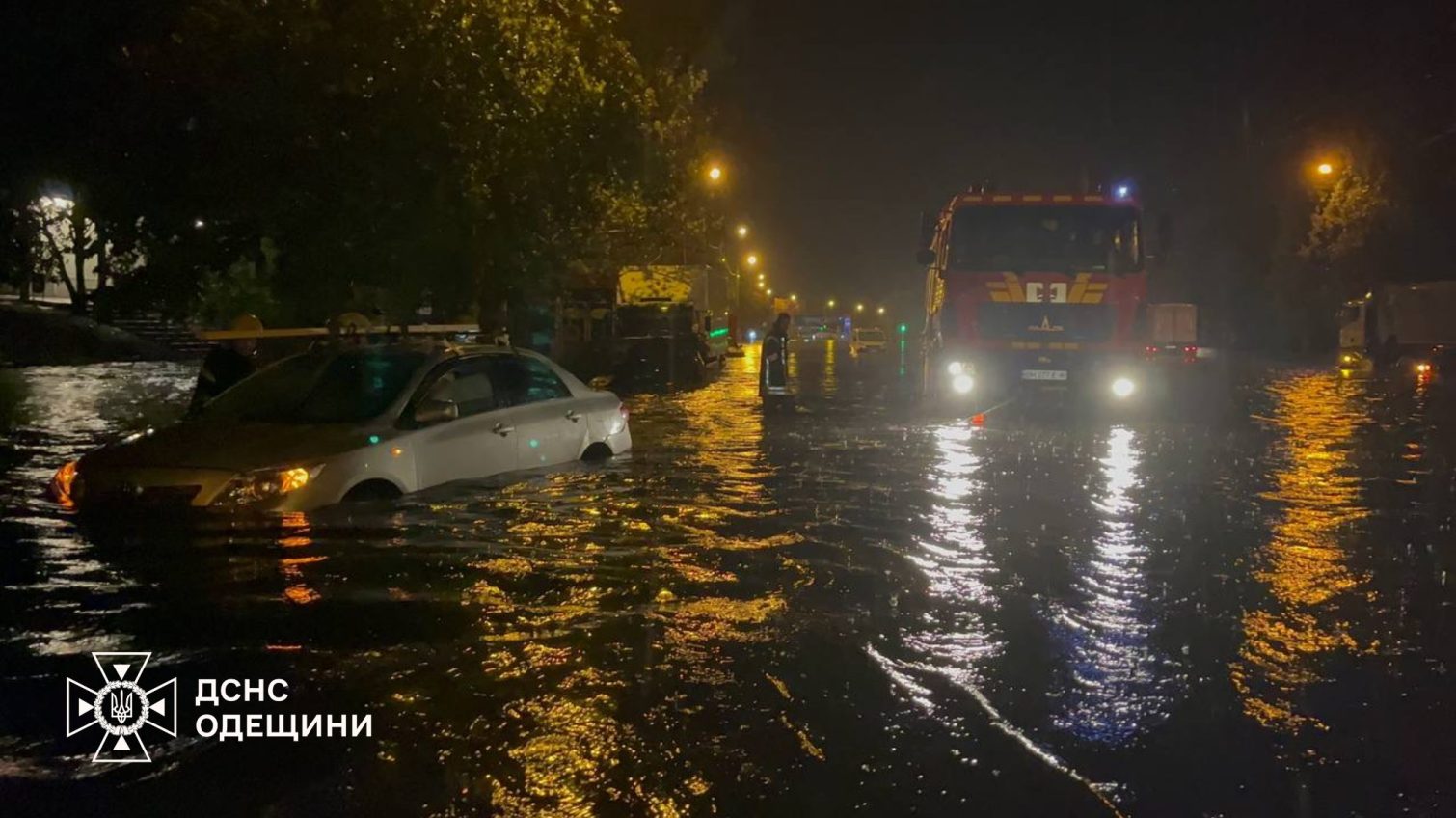 Під час негоди рятувальники евакуювали 18 авто з підтоплених вулиць (відео) «фото»