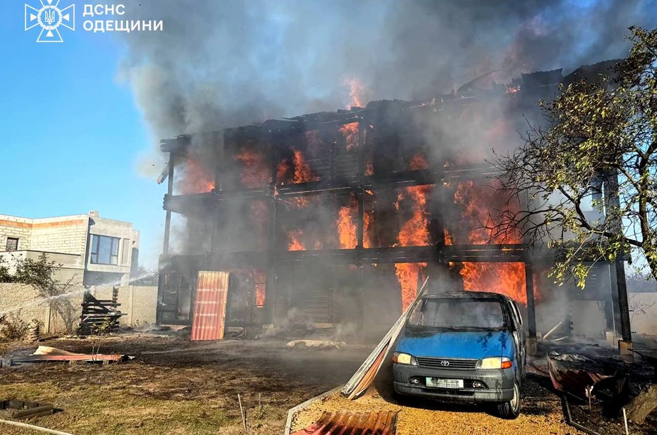 Під Чорноморськом палала дерев’яна триповерхівка (фото) «фото»