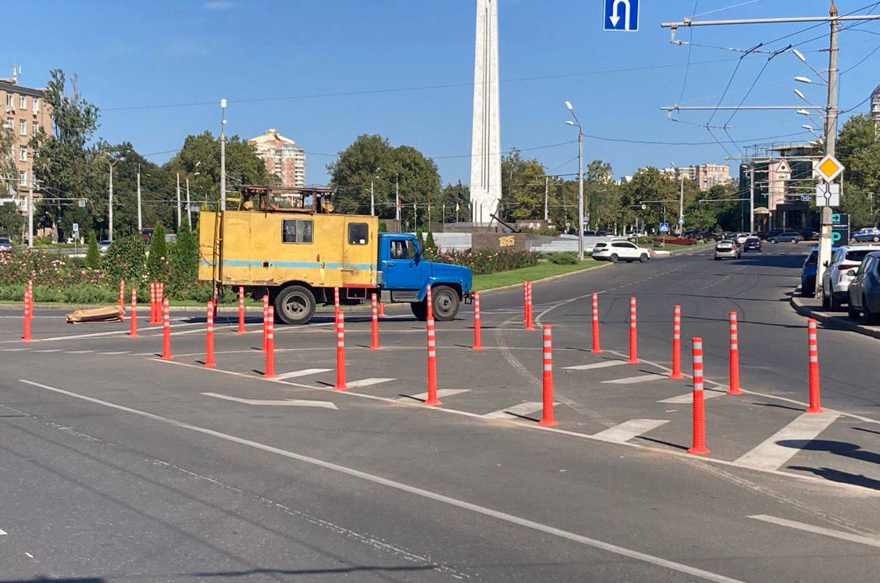 На площі 10 квітня біля «острівців безпеки» встановили дорожні делінеатори (фото) «фото»