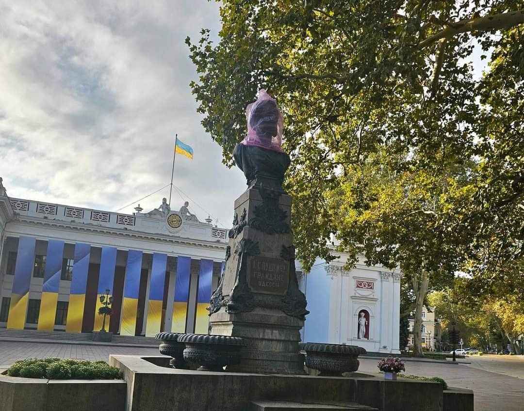 На Думській площі на голову Пушкіна на пам’ятнику вдягли рожевий пакет «фото»