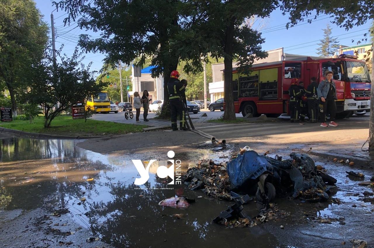 На вулиці Артура Савельєва в Одесі палав сміттєвий бак (фото) «фото»