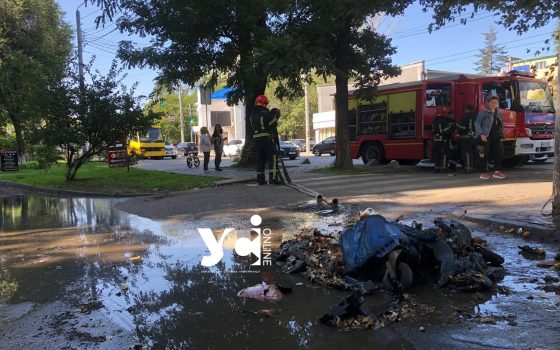 На вулиці Артура Савельєва в Одесі палав сміттєвий бак (фото) «фото»