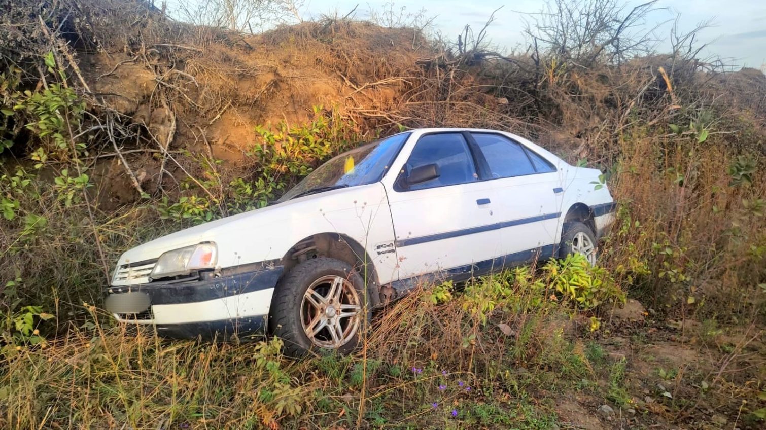 На Одещині п’яний чоловік «позичив» чужий автомобіль, а коли закінчилось пальне, просто кинув його в полі «фото»