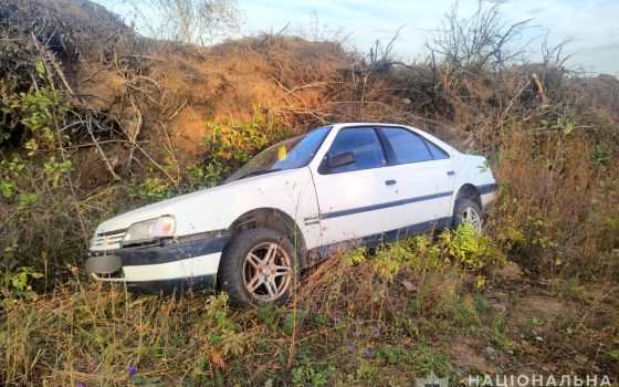 На Одещині п’яний чоловік «позичив» чужий автомобіль, а коли закінчилось пальне, просто кинув його в полі «фото»