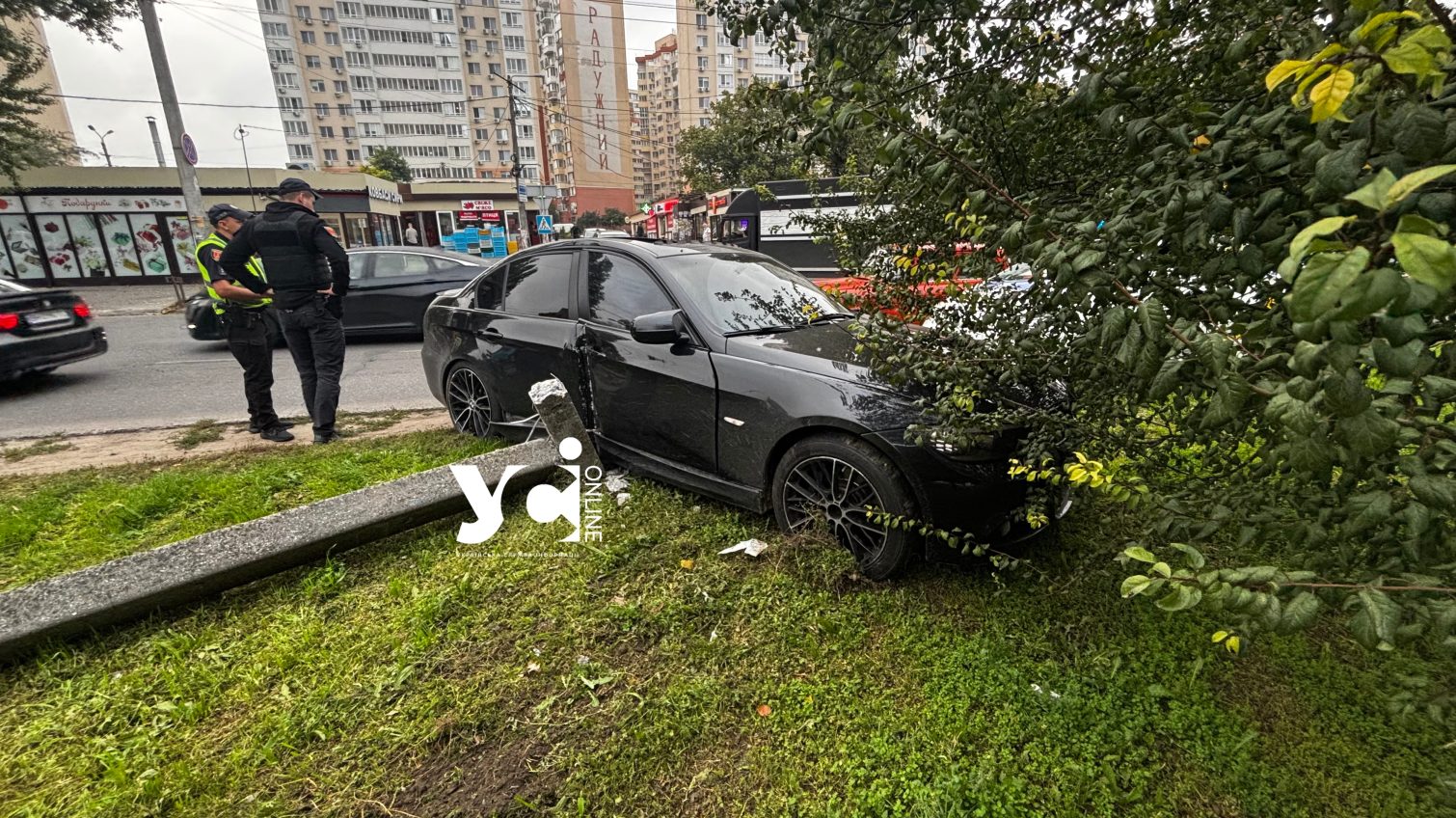 В Одесі водій BMW зніс стовп та втік (фото) «фото»