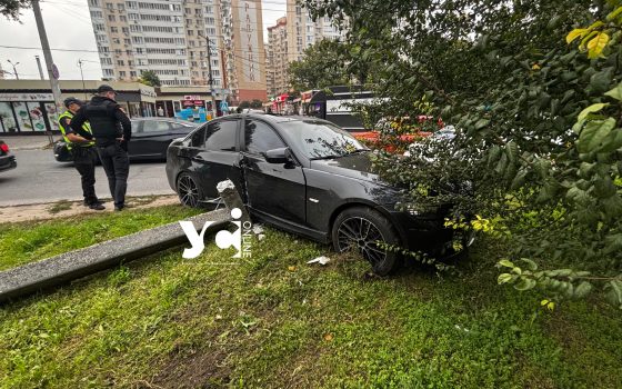 В Одесі водій BMW зніс стовп та втік (фото) «фото»