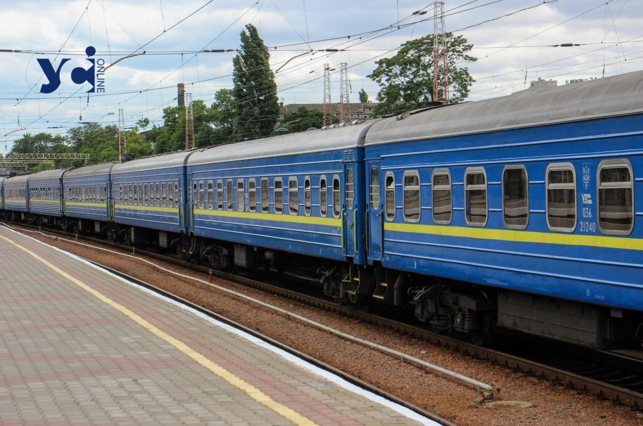 Через ворожий обстріл і пошкодження колій між Миколаєвом і Херсоном пасажирів поїзда пересадили на автобуси «фото»