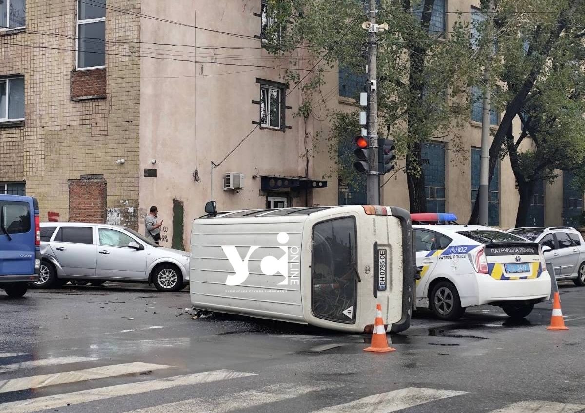 ДТП в Хаджибейському районі: на перехресті Стовпової перекинувся мікроавтобус (фото) usionline.com ДТП в Хаджибейському районі: на перехресті Стовпової перекинувся мікроавтобус (фото) «фото»
