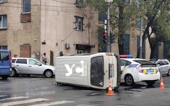 ДТП в Хаджибейському районі: на перехресті Стовпової перекинувся мікроавтобус (фото) «фото»