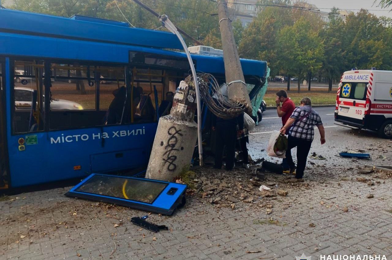 У Миколаєві тролейбус врізався у стовп: шестеро постраждалих серед яких троє дітей (фото) usionline.com У Миколаєві тролейбус врізався у стовп: шестеро постраждалих серед яких троє дітей (фото) «фото»