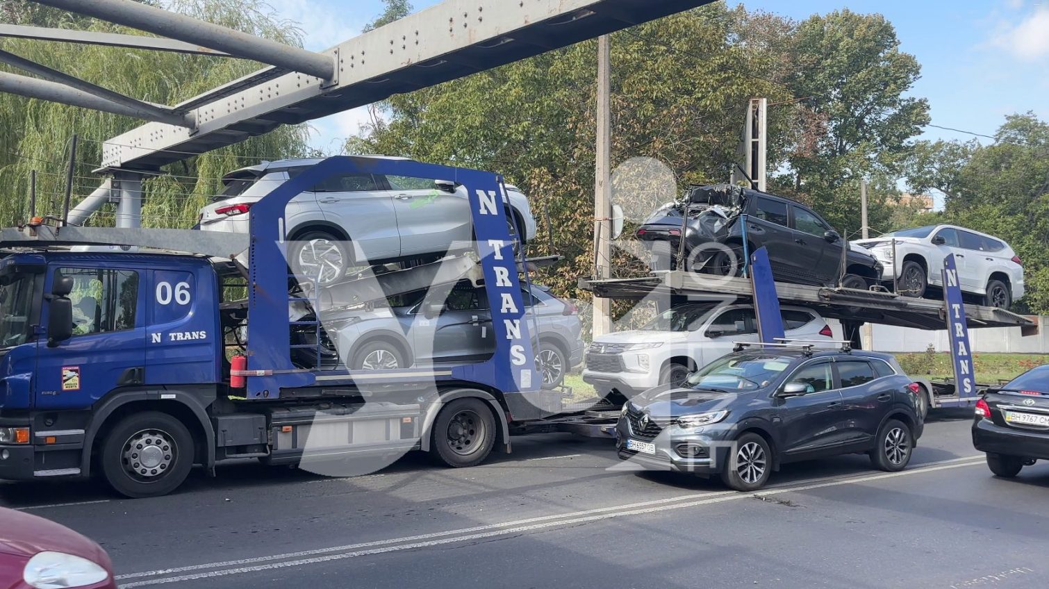 ДТП на Водопровідній: автовоз врізався у міст (фото, відео) «фото»