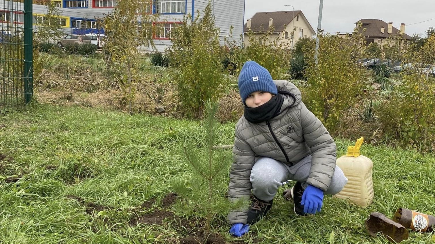 В Одесі висадили дерева перед школою, в яку напередодні влучив російський дрон (фото) «фото»