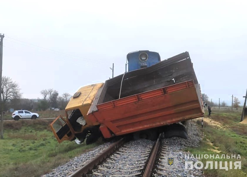 На Одещині вантажівка зіткнулася із тепловозом «фото»