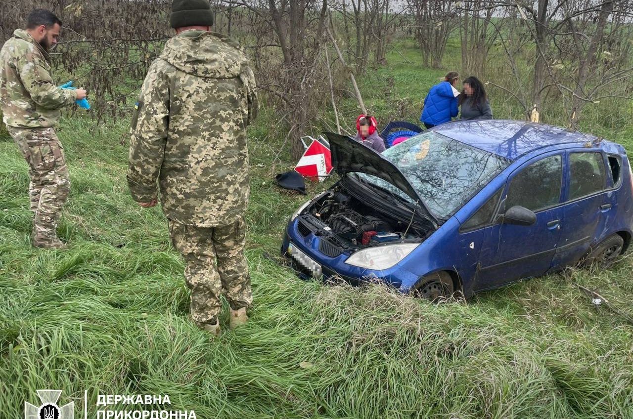 Стали свідками: прикордонники врятували людей, які потрапили в аварію на Одещині (фото) «фото»