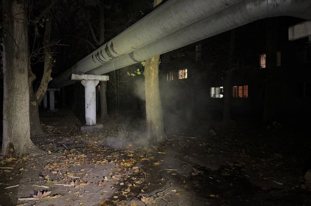 Комунальники закінчили ремонтні роботи пошкодженого магістрального трубопроводу в Одесі «фото»