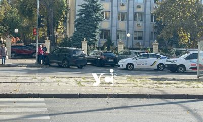 Судова драма: біля Приморського суду чоловік кинувся під колеса авто, щоб дискредитувати юриста (фото) «фото»