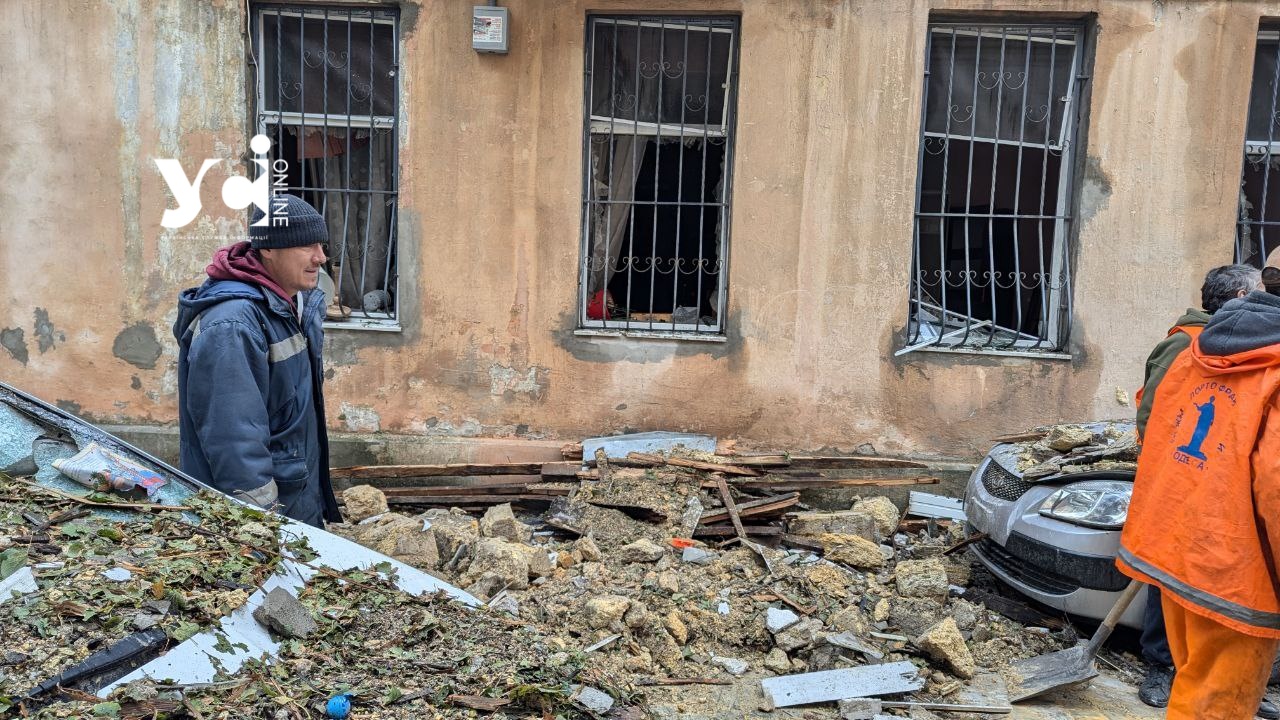 Одеса оговтується від ударів рф: постраждала історична будівля та амбулаторія, поневічені оселі містян (фото) usionline.com Одеса оговтується від ударів рф: постраждала історична будівля та амбулаторія, поневічені оселі містян (фото) «фото»