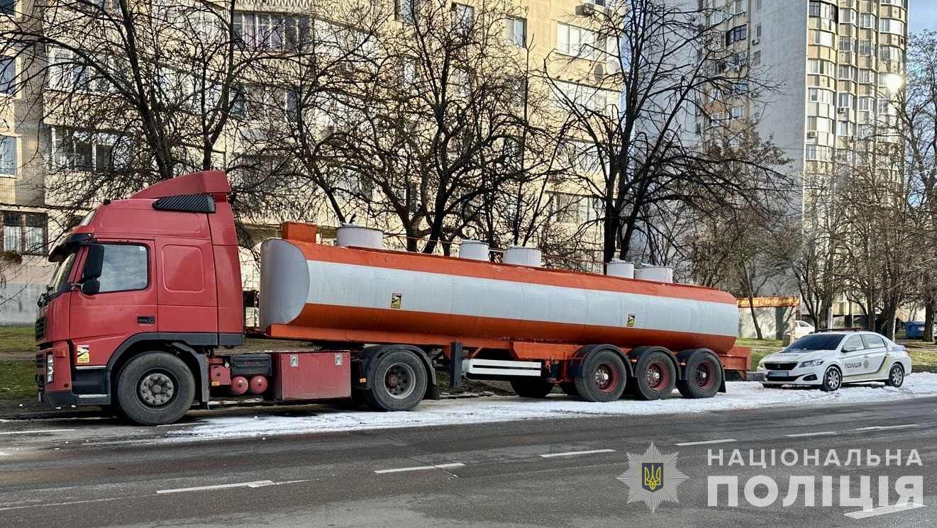 В Одесі чоловік підпалив припарковану вантажівку, бо вона закривала йому вид з вікна (фото) «фото»