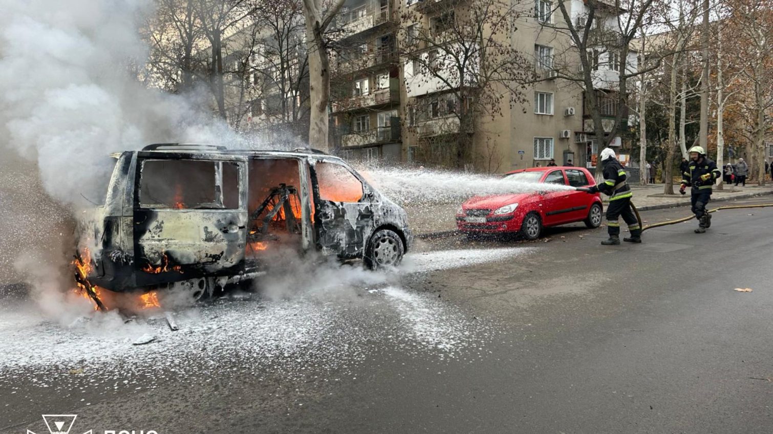 В Ізмаїлі загорівся припаркований на узбіччі мікроавтобус (фото) «фото»