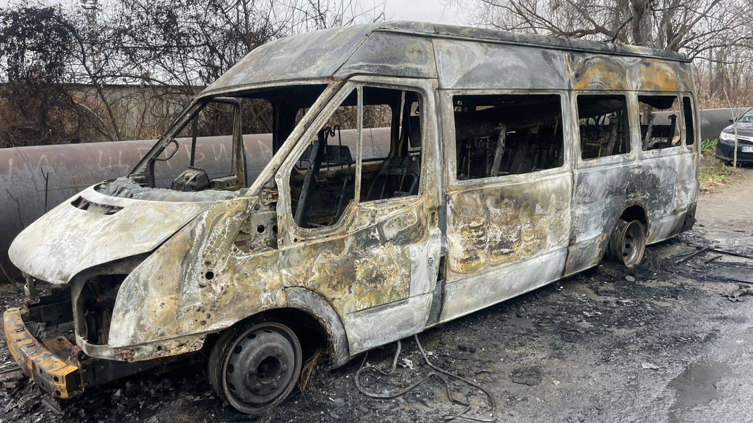 Невідомі спалили евакуаційний автобус Благодійного фонду «Пліч-о-пліч» (фото) «фото»