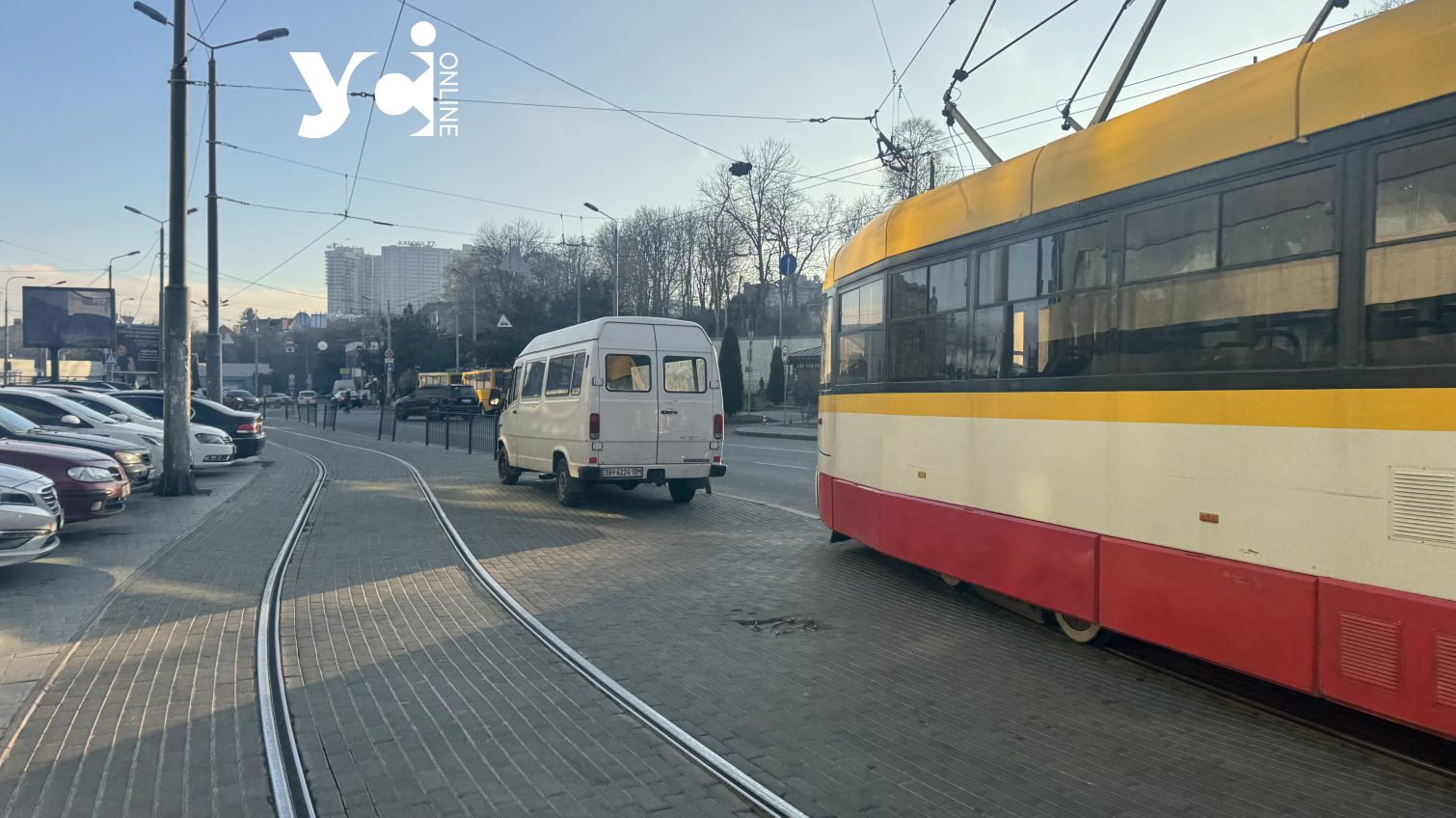 Через невдало припарковане авто в  Аркадії зупинився рух трамваїв (фото, відео) «фото»