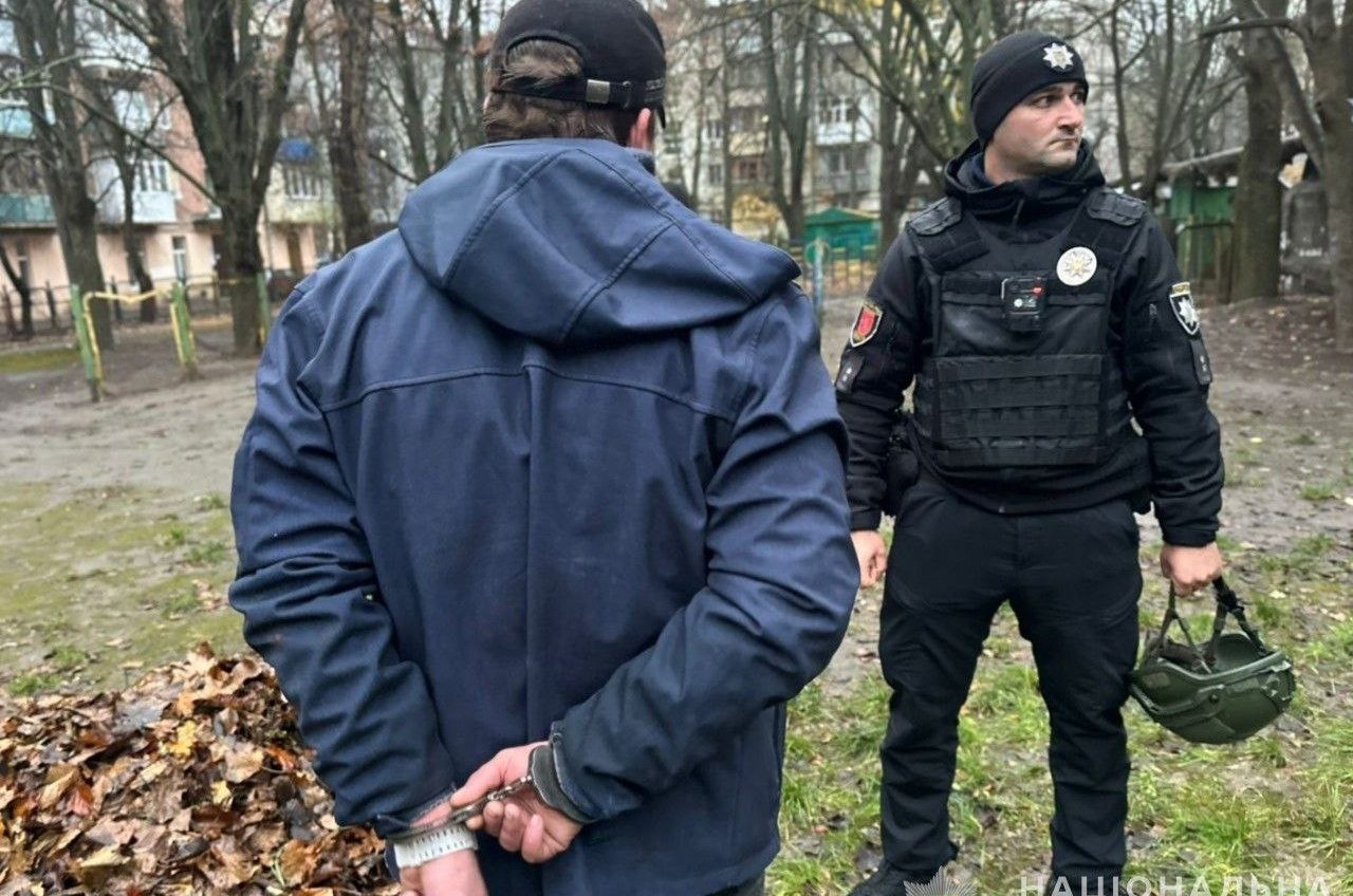 В Одесі на вулиці Варненській чоловік зірвав чеку з бойової гранати (фото) «фото»