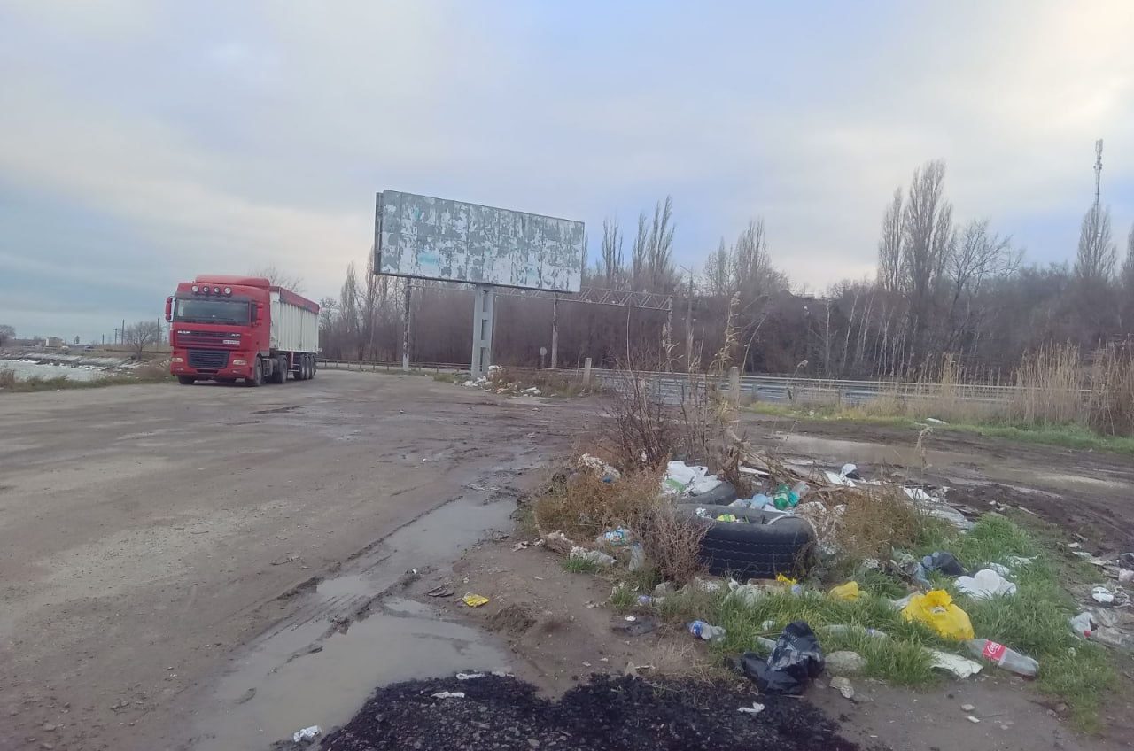 Екоінспекція просить Одеську міськраду поставити сміттєві контейнери біля Хаджибейського лиману (фото) «фото»