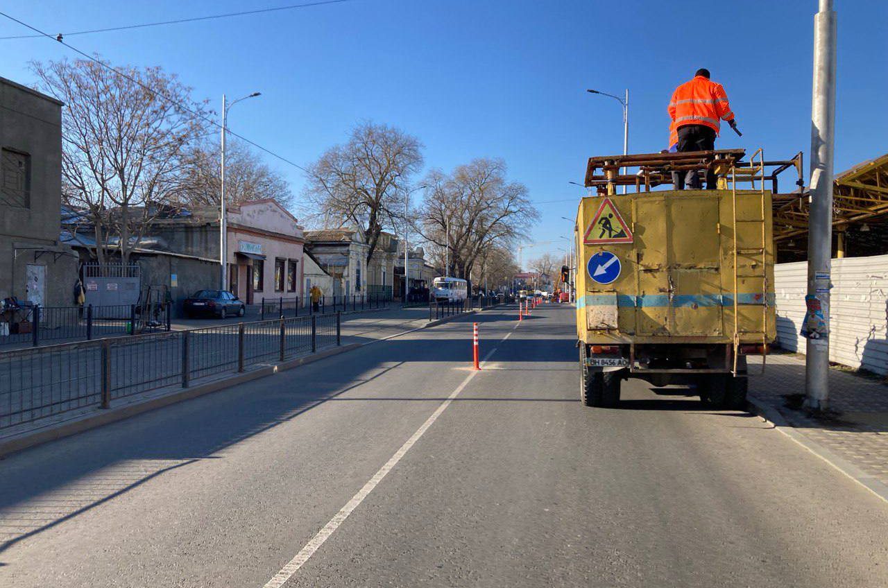 До уваги водіїв: на декількох вулицях міста встановили делініатори, аби автомобілі зменшували швидкість (фото) «фото»