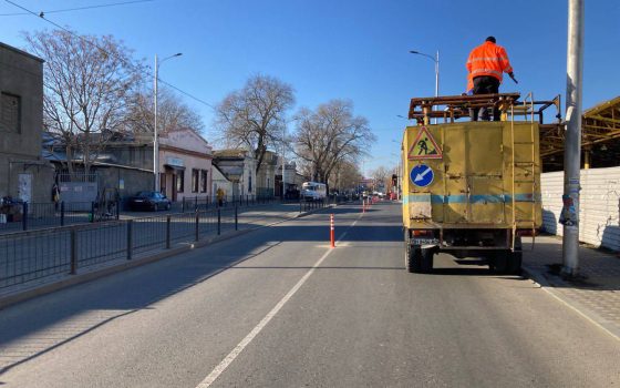 До уваги водіїв: на декількох вулицях міста встановили делініатори, аби автомобілі зменшували швидкість (фото) «фото»