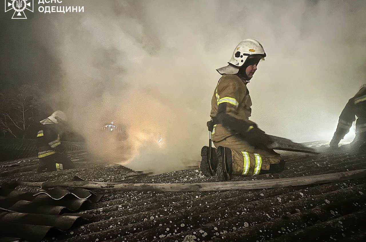 В Білгород-Дністровську рятувальники ліквідували пожежу, яка сталася поруч з магазином (фото) «фото»